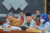 Ketua Dewan Pers, Prof Azyumardi Azra (tengah) bersama anggota Dewan Pers menghadiri RDPU bersama Komisi III DPR RI di Gedung DPR Jakarta, Selasa, 23 Agustus 2022. (Foto: Dewan Pers)
