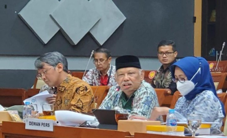 Ketua Dewan Pers, Prof Azyumardi Azra (tengah) bersama anggota Dewan Pers menghadiri RDPU bersama Komisi III DPR RI di Gedung DPR Jakarta, Selasa, 23 Agustus 2022. (Foto: Dewan Pers)