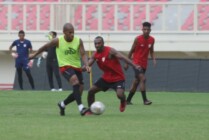 Panpel mengecek Stadion Lukas Enembe. (Foto: MO Persipura)