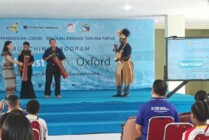 PELUNCURAN | Peluncuran Program TeachCast With Oxford yang ditandai dengan pemukulan tifa oleh Kepala Yayasan Pendidikan Lokon. (Foto: Mujiono/Seputarpapua)