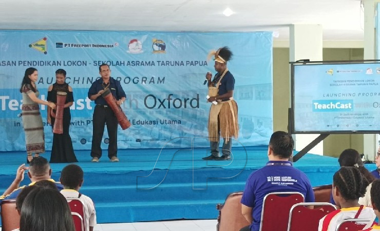 PELUNCURAN | Peluncuran Program TeachCast With Oxford yang ditandai dengan pemukulan tifa oleh Kepala Yayasan Pendidikan Lokon. (Foto: Mujiono/Seputarpapua)