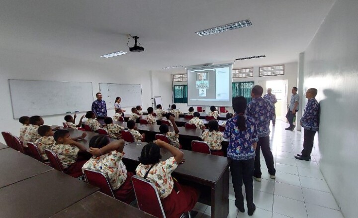 SIMULASI | Suasana simulasi pembelajaran dalam program TeachCast With Oxford yang dilakukan di Sekolah Asrama Taruna Papua. (Foto: Ist/Seputarpapua)
