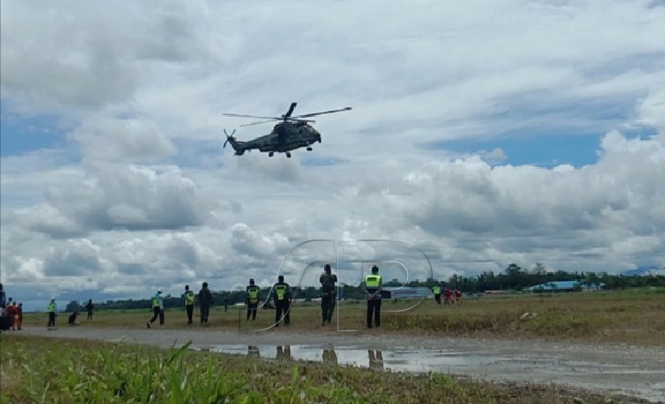 Simulasi penjemputan korban bencana alam oleh Tim Gabungan menggunakan Helikopter Caracal. (Foto: Arifin/Seputarpapua)