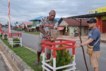 Pj Bupati Mappi, Michael Gomar usai menanam pohon pucuk merah di Jalan Irian, Kota Kepi. (Foto: Ist)