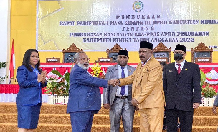 Bupati Mimika Eltinus Omaleng didampingi Pj Sekda Mimika Jeni O. Usmani bersama Ketua DPRD Mimika dalam rapat paripurna di Kantor DPRD Mimika, Senin (29/8/2022). (Foto: Mimikakab.go.id)