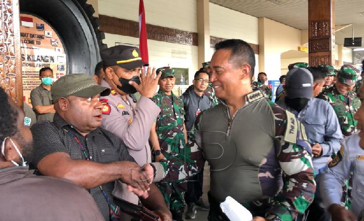 Panglima TNI, Jenderal Andika Perkasa bersalaman dengan salah satu warga di Bandara Mozes Kilangin Timika, Rabu (31/8/2022). (Foto: Anya Fatma/Seputarpapua)