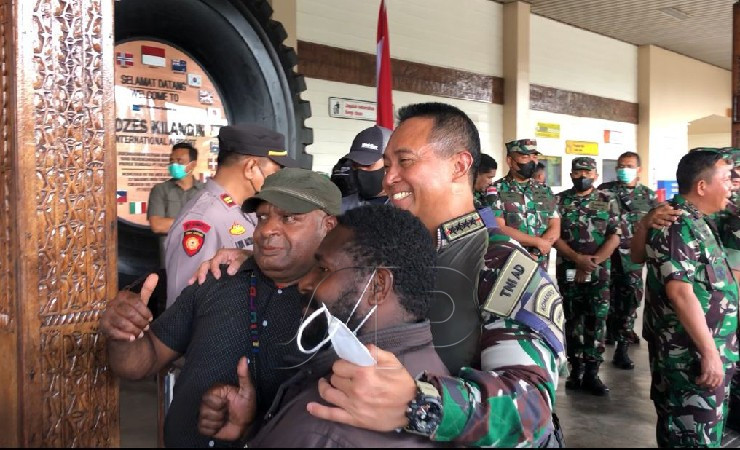 Panglima TNI Jendral Andhika berfoto dengan warga di Bandara Mozes Kilangin Timika. (Foto: Anya Fatma/Seputarpapua)
