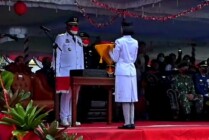 Paskibra Beatric Putri Nababan saat menyerahkan sang saka merah putih kepada Wakil Bupati Mimika, Johannes Rettob dalam momen upacara penurunan bendera, Rabu (17/8/2022) sore