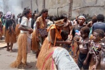 Puluhan anak-anak Suku Kamoro mengikuti ritual pendewasaan Karapao atau Arapao di Kampung Nayaro, Mimika, Papua pada Jumat (10/9/2022). (Foto: Yonri/Seputarpapua)