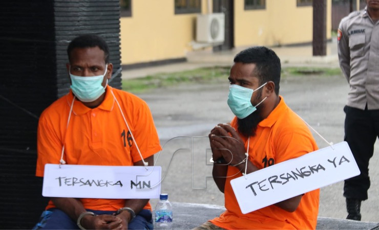 Adegan dalam rekonstruksi ketika tersangka MN (kiri) bertemu tersangka YA, Ketua KNPB Timika (kanan) di kawasan Jayanti, Timika, dan menanyakan soal amunisi. (Foto: Saldi/Seputarpapua)