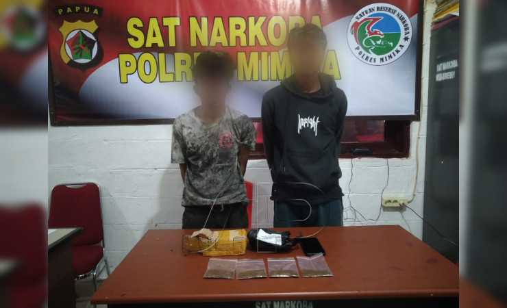 DITANGKAP | Dua pemuda di Timika terlibat kasus narkotika jenis tembakau sintetis berhasil ditangkap Polisi pada Rabu, 14 September 2022. (Foto: Ist)