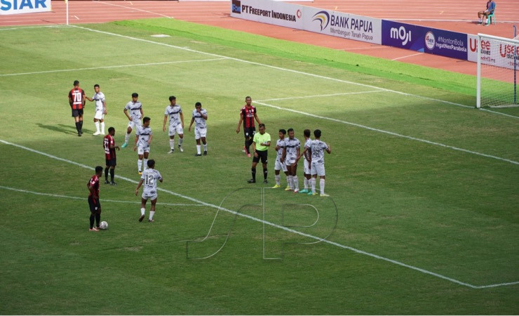 Persipura vs Putra Delta Sidoarjo. (Foto: Official Persipura)