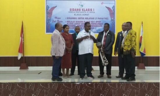 Bupati Asmat Elisa Kambu menabuh tifa sebagai tanda pembukaan Sidang Klasis I GPDP Klasis Asmat
