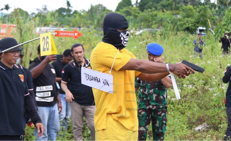 Kapten DK, oknum anggota TNI AD saat peragakan menembak korban Irian Nigiri yang merupakan salah satu kepala kampung di Distrik Kenyam, Kabupaten Nduga. (Foto: Saldi/Seputarpapua)