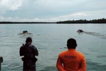 Tim SAR gabungan melakukan proses pencarian terhadap tiga korban insiden perahu terbalik di perairan Kabupaten Asmat, Papua Selatan. (Foto: Ist)