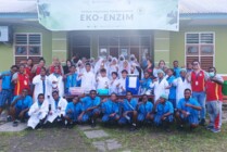 FOTO - Para siswa-siswi SMPIT Permata Papua dan Sekolah Asrama Taruna Papua (SATP) bersama para guru foto bersama usai praktek 'eco enzym'. (Foto: Mujiono/Seputarpapua)