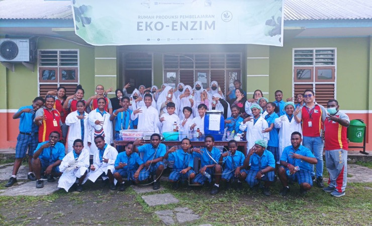 FOTO - Para siswa-siswi SMPIT Permata Papua dan Sekolah Asrama Taruna Papua (SATP) bersama para guru foto bersama usai praktek 'eco enzym'. (Foto: Mujiono/Seputarpapua)