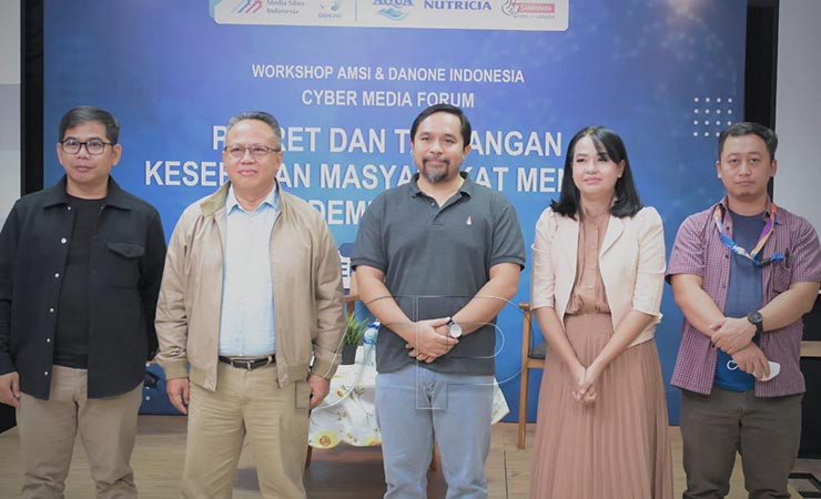 FOTO | Foto bersama pengurus AMSI dan Danone Indonesia dalam program Cyber Media Forum. (Foto: Ist)