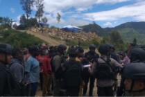 Tim gabungan mengevakuasi 10 pekerja pasca pembakaran alat berat di Pegunungan Bintang, Selasa (13/9/2022). (Foto: Humas Polda Papua)