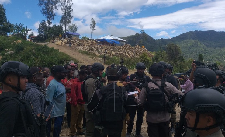 Tim gabungan mengevakuasi 10 pekerja pasca pembakaran alat berat di Pegunungan Bintang, Selasa (13/9/2022). (Foto: Humas Polda Papua)