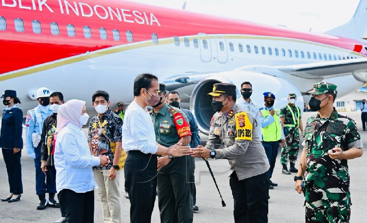 Kapolres Mimika AKBP I Gede Putra bersalaman dengan Presiden Jokowi saat tiba di Bandara Mozes Kilangin Timika, Kamis (31/8/2022). (Foto: Biro Pers Setneg)