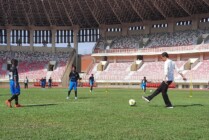 Presiden Joko Widodo bermain bola bersama anak-anak di Stadion Lukas Enembe, Rabu (31/8/2022). (Foto: Vidi/Seputatpapua)