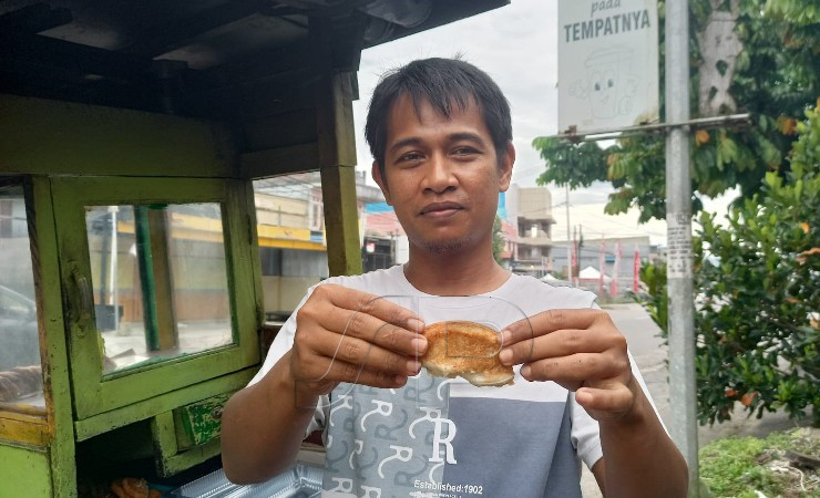 Muhammad Hendra, penjual Kue Buroncong di Timika. (Foto: Kristin Rejang/Seputarpapua)