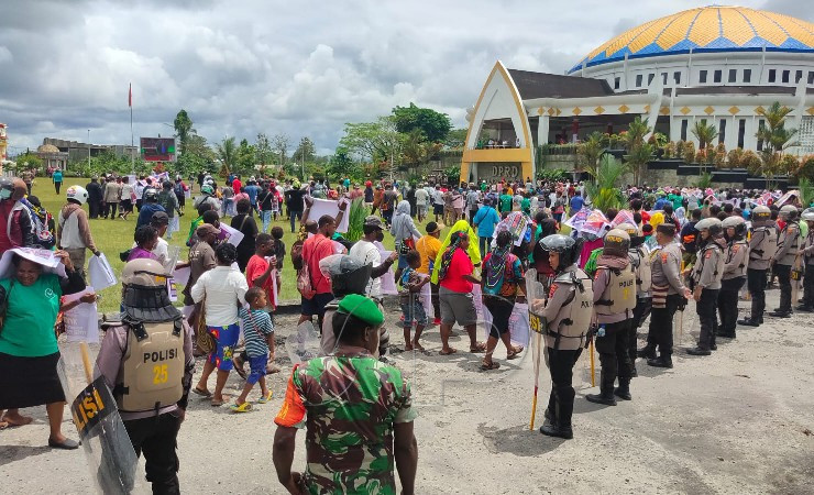 Massa aksi demonstrasi damai menolak kriminalisasi Bupati Mimika, Eltinus Omaleng mulai memenuhi halaman Gedung DPRD Mimika. (Foto: Saldi/Seputarpapua)