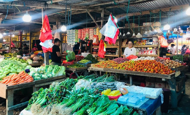 PASAR | Harga kebutuhan dapur di Pasar Sentral tetap normal meski BBM Naik. (Foto: Anya Fatma/Seputarpapua)