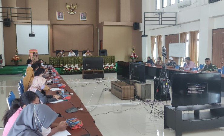 Wakil Bupati Merauke Hm Riduwan memimpin rapat evaluasi penanganan stunting.