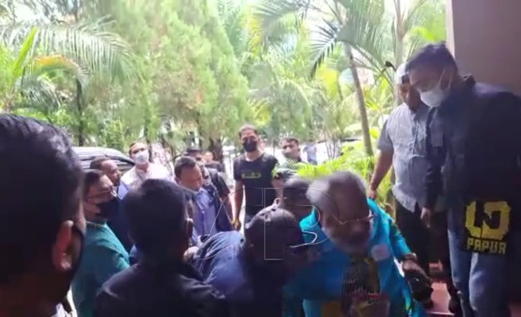 Bupati Mimika Eltinus Omaleng terjerat kasus dugaan korupsi pembangunan Gereja Kingmi Mile 32 Mimika ditangkap di Jayapura, Rabu (7/9/2022)