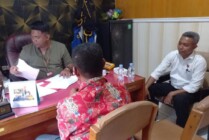 Penyidik Reskrim Polres Merauke saat menyerahkan tersangka SR (batik merah) kepada Kejaksaan Negeri Nabire. (Foto: Humas Polda Papua)