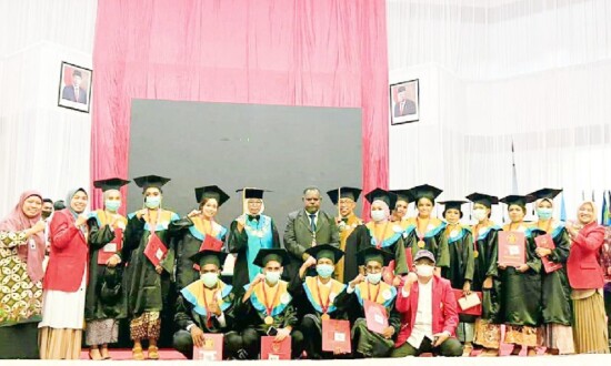 Bupati Kabupaten Asmat, Elisa Kambu menghadiri wisuda 14 mahasiswa di Unhas Makassar, Rabu (7/9/2022). (Foto:Humas Pemkab Asmat)