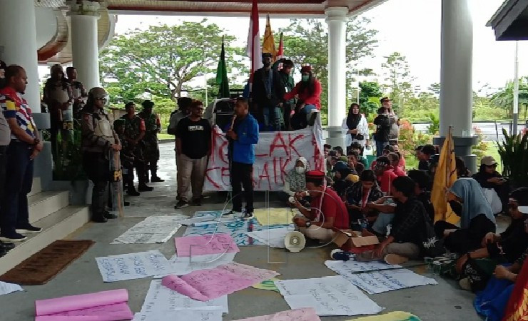 Aksi demo tolak BBM yang digelar sejumlah organisasi mahasiswa di DPRD Mimika. (Foto: Arifin/Seputarpapua)