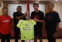 Mario Londok bersama Manajer Persipura, Yan Mandenas. (Foto: Official Persipura)