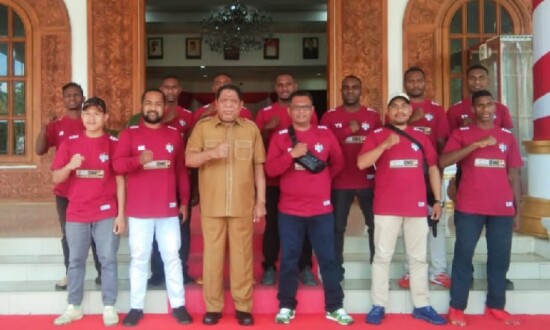 Foto bersama Walikota Tual Adam Rahayaan dengan tim futsal asal Asmat