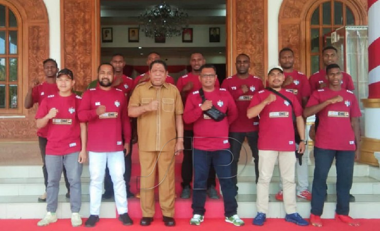 Foto bersama Walikota Tual Adam Rahayaan dengan tim futsal asal Asmat