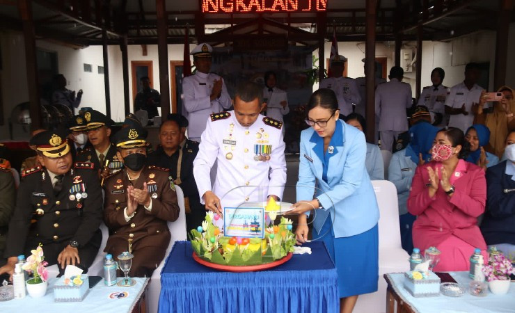 Pemotongan tumpeng HUT ke 77 TNI AL sekaligus Lanal Timika adakan syukuran juara 3 sebagai Lanal Teladan 2022. (Foto: Saldi/Seputarpapua)