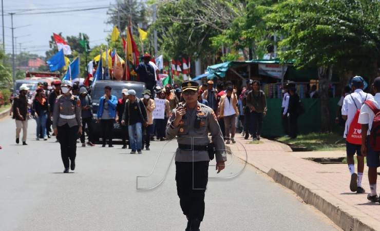 Polisi mengawal aksi demo tolak kenaikan BBM yang dilakukan Mahasiswa di Merauke.