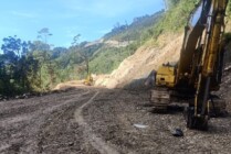 Ekskavator untuk proyek pengerjaan jalan di Pegunungan Bintang dibakar KKB. (Foto: Dok Humas Polda Papua)