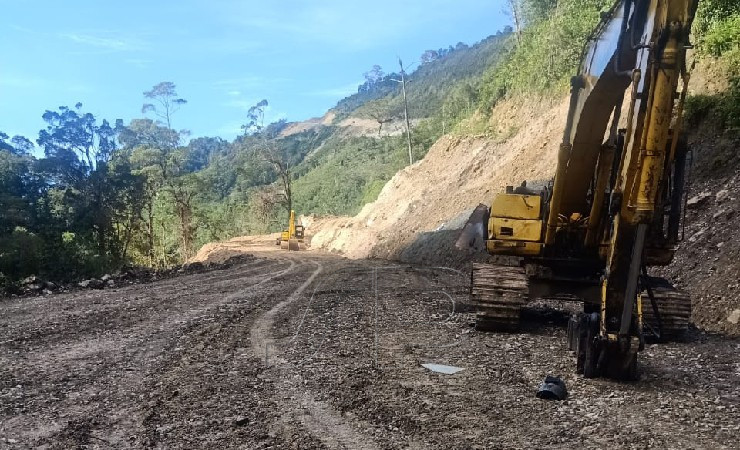 Ekskavator untuk proyek pengerjaan jalan di Pegunungan Bintang dibakar KKB. (Foto: Dok Humas Polda Papua)