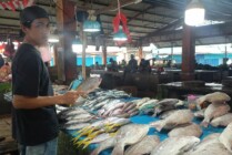 Penjual ikan di Pasar Sentral Timika, Sukri (Foto: Kristin Rejang/Seputarpapua)