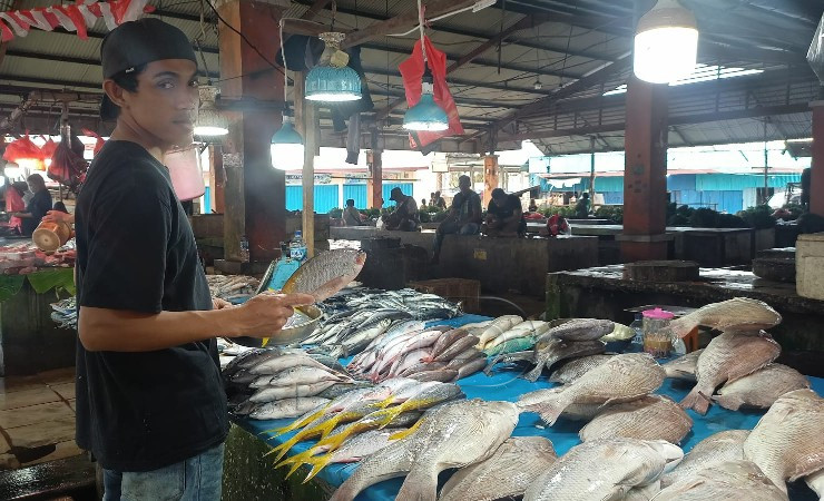 Penjual ikan di Pasar Sentral Timika, Sukri (Foto: Kristin Rejang/Seputarpapua)