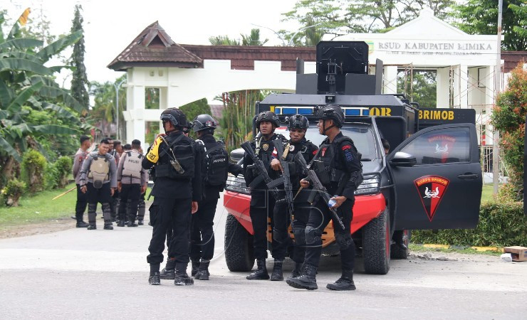 JAGA | Aparat Kepolisian sedang berjaga-jaga didepan kompleks RSUD Mimika, Jumat (16/9/2022). (Foto: Saldi/Seputarpapua)