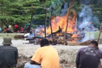 Potongan tubuh empat korban kasus pembunuhan dilanjutkan mutilasi di Kabupaten Mimika, di kremasi oleh pihak keluarga di pertigaan Kilometer 11, Kampung Kadun Jaya, Distrik Wania, Jumat (16/9/2022). (Foto: Saldi/Seputarpapua)