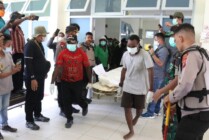 Keluarga mengangkat jenazah korban pembunuhan dan mutilasi dari rumah sakit untuk dikremasi di Mimika, Papua, Jumat (16/9/2022). (Foto: Saldi Hermanto / Seputarpapua)