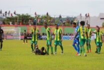 Salah satu pemain Persewar tersungkur saat Derby Papua melawan PSBS Biak, Minggu (18/9/2022). (Foto: Official Persewar)