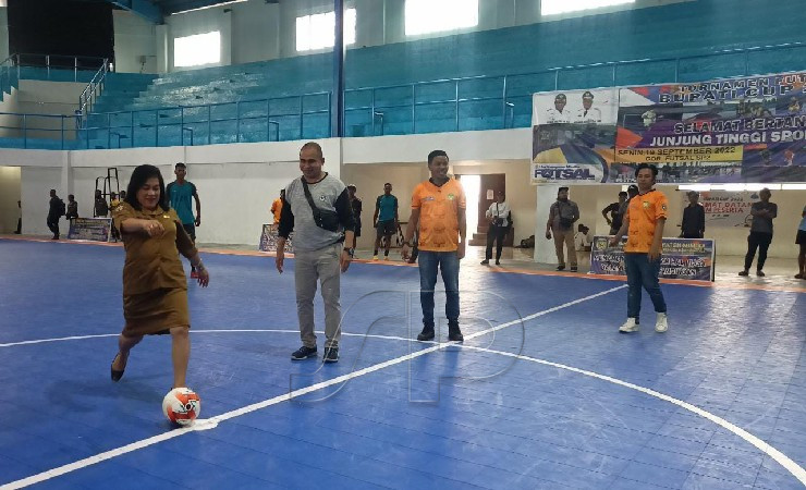 Asisten III Setda Mimika saat membuka acara turnamen Futsal Bupati Cup U-22 tahun 2022 di Mimika ditandai dengan tendangan pertama ke gawang. (Foto: Kristin Rejang/Seputarpapua)