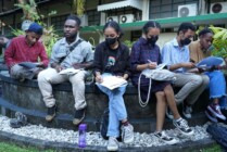 Mahasiswa peserta beasiswa YPMAK mengisi kuesioner monitoring dan evaluasi terkait program beasiswa di Yogyakarta, Senin (19/9/2022). (Foto: Yonri/Seputarpapua)