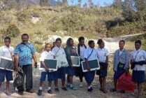 Siswa YPR Passvalley didampingi oleh guru Eneas Bitibalyo berfoto di tengah perjalanan menuju ke SD Wambak, Kabupaten Yalimo. (Foto: Ist For Seputarpapua)